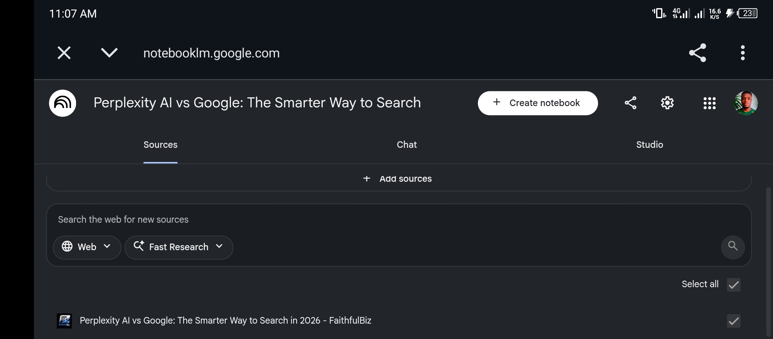 NotebookLM chat showing automatic summary of the Perplexity AI vs Google article highlighting Perplexity as answer engine and Google for local discovery